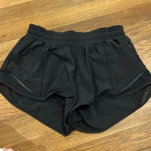 Lululemon hotty hot shorts 2.5”